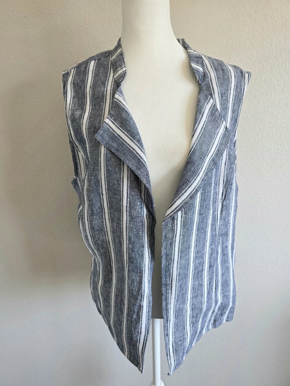 Chicos Vest Size 2 L 100% Linen Sleeveless Striped Open Front Pockets Blue Gray